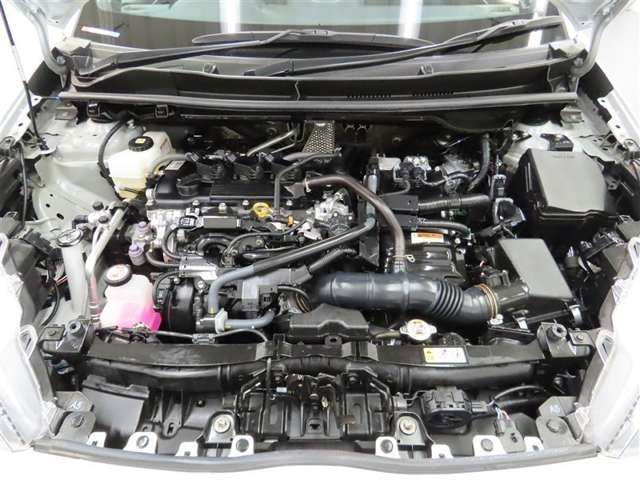 普段はあまり見ないエンジンルーム内も綺麗に仕上げています。見えないところも清潔に保ちたいですよね。