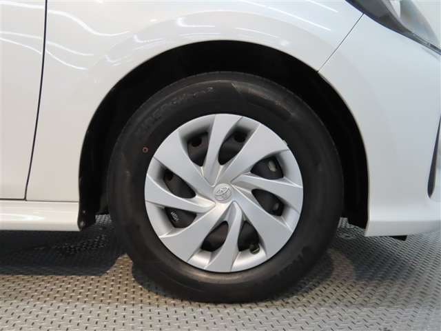 純正ホイールキャップが付いてます。