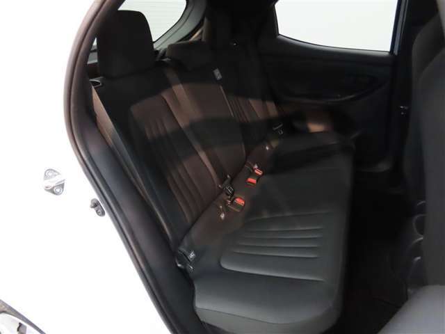 室内外はもちろん、ニオイの元となるフロアカーペットまで消臭・除菌を実施。中古車を気持ちよくお乗りいただけるクリーニングサービスです。詳細は販売店スタッフまでおたずねください。