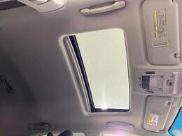 【サンルーフ】開放感たっぷりの希少装備、サンルーフが装着されています！車内に明かりを取り入れたり景色を楽しむ以外にも、車内の空気も簡単に換気できて快適です！