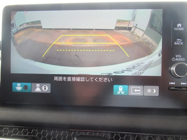 【リアカメラ】リバースに入れるだけで後方の映像が映ります。安全確認や、狭い駐車場での車庫入れ、雨の日や夜間など視界の悪い時に便利です。安全にバックする為には欠かせない装備です。