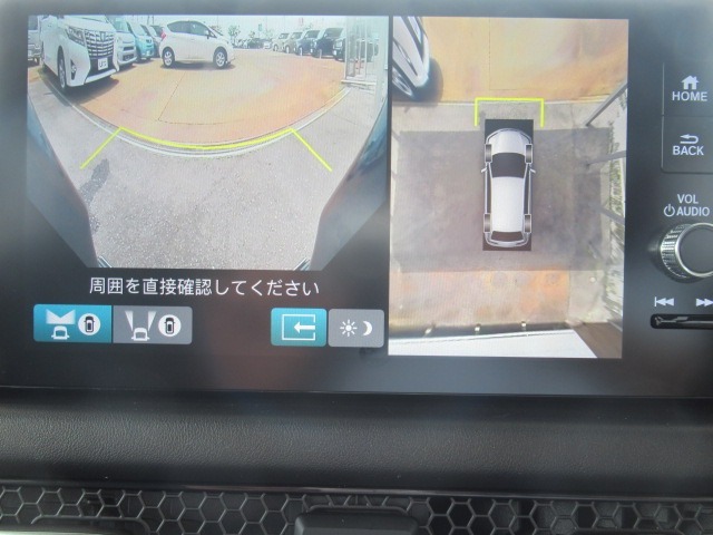【マルチビューカメラシステム】専用のカメラにより、上から見下ろしたような視点で360度クルマの周囲を確認することができます。縦列駐車や幅寄せ時に大活躍間違いなしの機能