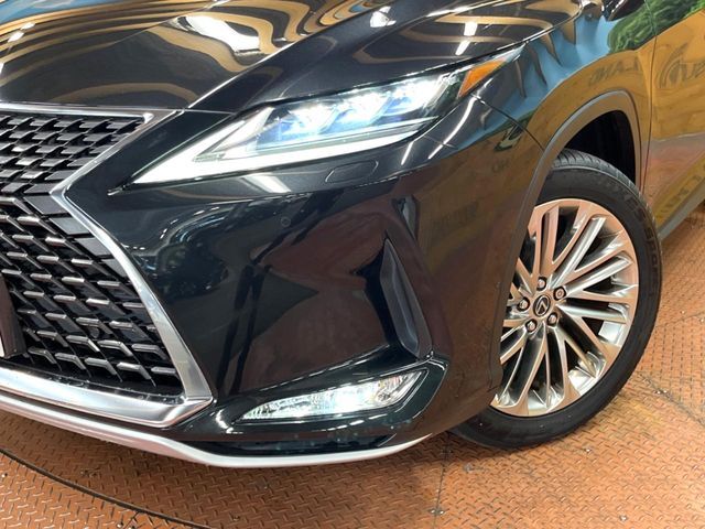 【LEDヘッドライト】悪天候や夜間走行時も良好な視界を確保し安心して運転できる高輝度LEDヘッドライトを装備！点灯速度が早く、消費電力も抑えられています。