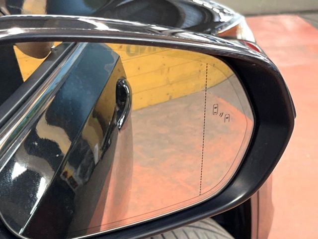 【ブラインドスポットモニター】走行中、ドアミラーの死角になりやすい箇所に後続車が接近するとサイドミラーのレンズに警告を表示！ドライバーに注意喚起をしてくれます。