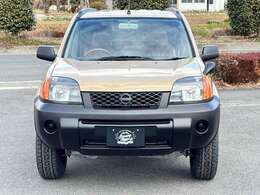 【正面】ヘッドライトカスタムやグリルのカスタムペイント、各種塗り分けなども可能です。アウトドアを楽しむをコンセプトに、キャンプや釣りやサーフィンなど、アウトドアに似合うカスタムカー作りを行っています。