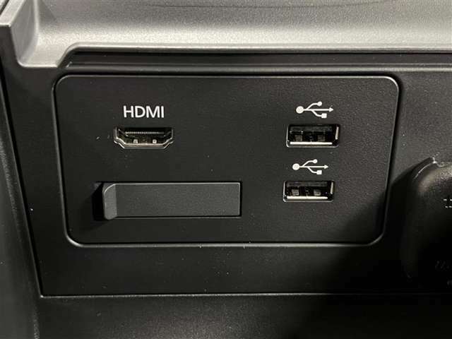 USBやHDMI、SDはセンターコンソールの中にスロットがあります！