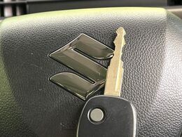 【キーレス】少し離れた場所からでもボタン一つでドアの開錠・施錠ができるのでとっても便利！ドアの鍵穴周りに傷をつけることもありません