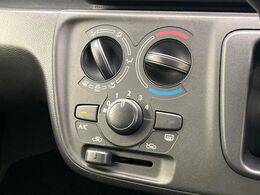 寒い冬も暑い夏も全席に快適な空調を届けてくれる、ダイヤル式エアコンを装備♪
