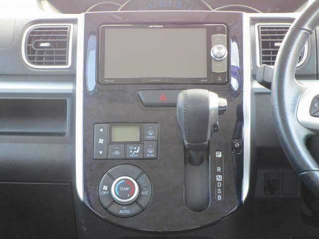 足元広々インパネシフト！運転席と助手席の移動も楽々！オートエアコンも完備！クラス感が違います♪
