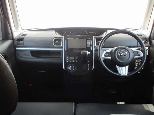 天井高のある広ーい室内空間！ブラック基調で高級感もあります！シートの破れやほつれ等々ありませんのでご安心を！