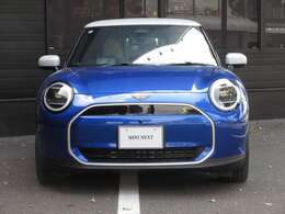新しくなったMINIのフロントマスクです。六角形のヘキサゴンから八角形のオクタゴングリルに変更され、すっきりとした印象になりました。