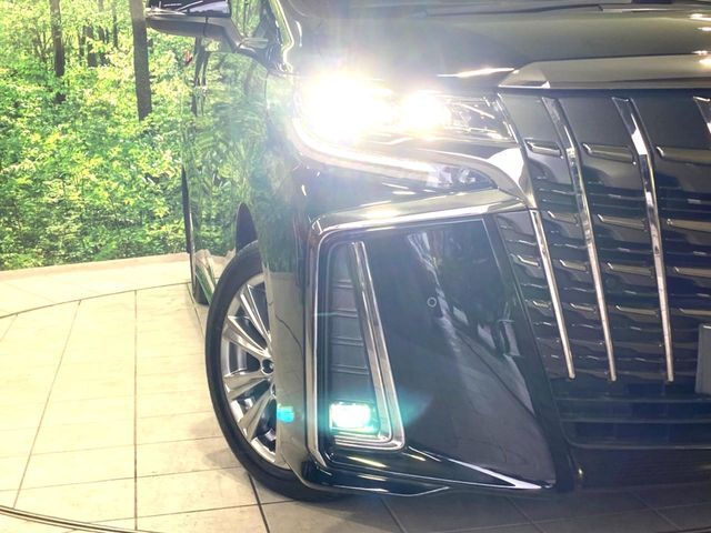 【三眼LEDヘッドライト】スタイリッシュな見た目の三眼LEDヘッドライトを装備♪スタイルだけでなく、夜間の走行も視界良好で安心してお乗りいただけます。
