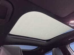 ●サンルーフ：開放感たっぷりの希少装備、サンルーフが装着されています！車内に明かりを取り入れたり景色を楽しむ以外にも、車内の空気も簡単に換気できて快適です！