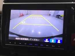 リバースギアに入れるだけで後方の表示へ切り替わります。夜間や雨の日の駐車も楽になりますよ。