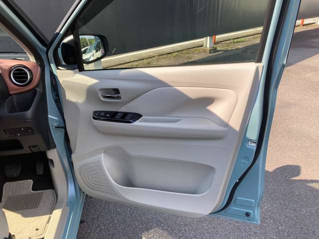 乗り降りで多く使用する運転席ドアですが、目立った傷や汚れもなく綺麗です！