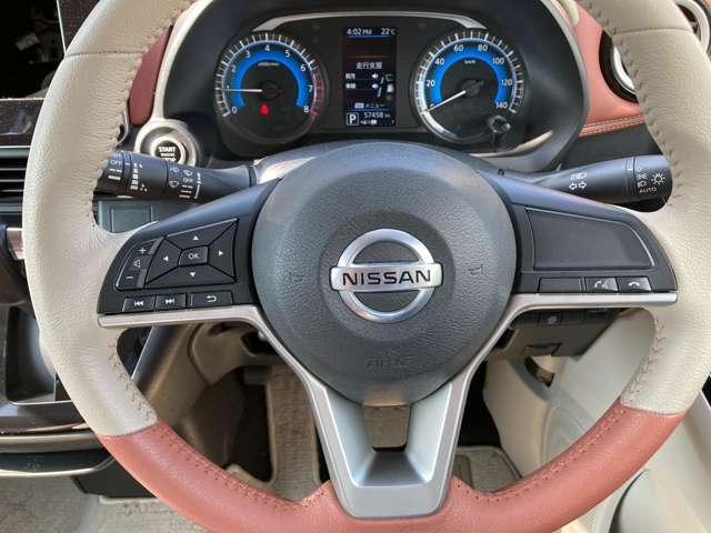 ハンドルには各種スイッチがありますが、運転中でも操作がしやすくなっております。