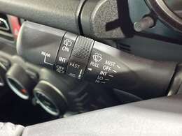 【オートワイパー（AUTO）】雨が降り出した時に、雨滴検出用センサー（レインセンサー）が雨滴を感知すると、自動でワイパーが動作します。