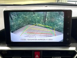 【バックカメラ】駐車時に後方がリアルタイム映像で確認できます。大型商業施設や立体駐車場での駐車時や、夜間のバック時に大活躍！運転スキルに関わらず、今や必須となった装備のひとつです！