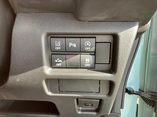 燃費向上に貢献するアイドリングストップシステムや横滑り防止装置、車線逸脱警報、リアパーキングセンサーなども装備！