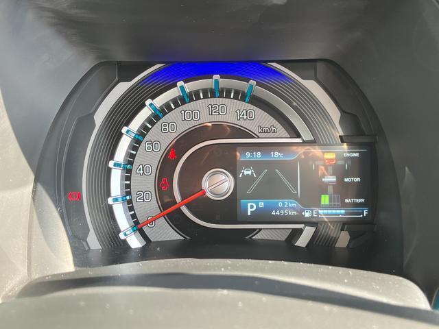 メーターパネルはシルバー加飾が施され、カラー液晶インフォメーションディスプレイを組み合わせた先進的なデザインを採用！