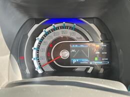 メーターパネルはシルバー加飾が施され、カラー液晶インフォメーションディスプレイを組み合わせた先進的なデザインを採用！