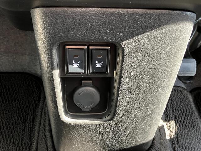 寒い日に重宝するシートヒーターを運転席と助手席に装備！カーアクセサリーなどへの給電に便利なアクセサリーソケットも装備！