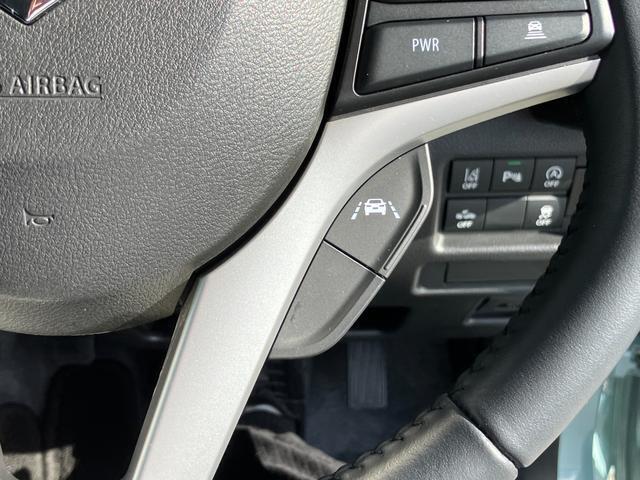 走行中にカメラが車線を検知して車両が車線からはみ出しそうになるとハンドルに負荷をかけて車線中央へ戻るよう運転者をアシストしてくれる車線逸脱抑制を装備！