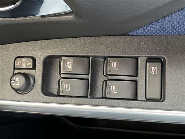 運転席ドア側パワーウィンドウ・ドアミラースイッチ。