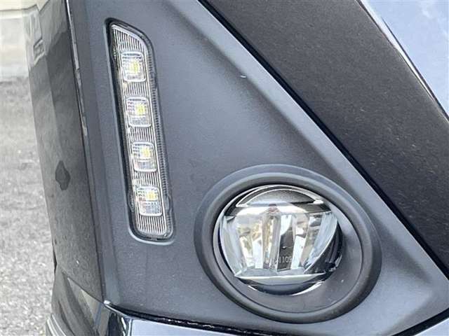 LEDイルミネーションランプ＋LEDフロントフォグランプ　霧や大雨など悪天候時にヘッドランプの明かりを補助します！