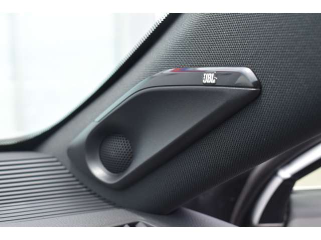 JBLサウンドがついて車内の音響はコンサート会場ですよ