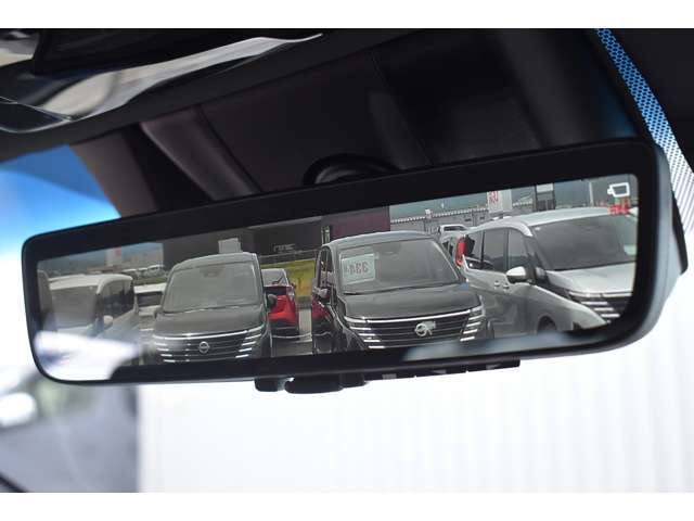 インテリジェントルームミラー搭載で、車の後方に設置されたカメラ映像を映し出してシートバックやヘッドレスト、同乗者に視界が遮られることがなく視認性が非常に良いです
