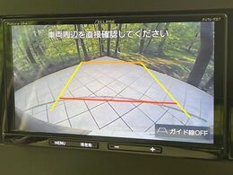 【バックカメラ】駐車時に後方がリアルタイム映像で確認できます。大型商業施設や立体駐車場での駐車時や、夜間のバック時に大活躍！運転スキルに関わらず、今や必須となった装備のひとつです！