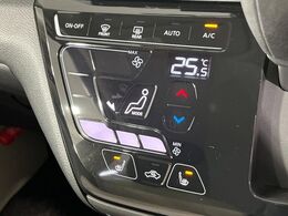 【オートエアコン】一度お好みの温度に設定すれば、車内の温度を検知し風量や温度を自動で調整。暑い…寒い…と何度もスイッチ操作をする必要はありません。快適な車内空間には必須の機能ですね♪