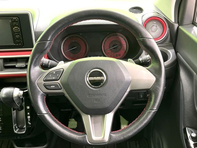 【純正MOMOステアリング】上質な革を使用することで、手にしっかり馴染みとても運転しやすいハンドルです♪