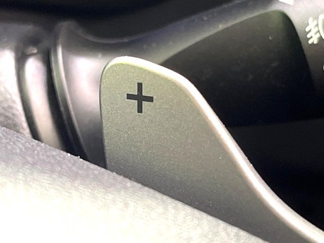 【パドルシフト】ハンドルから手を離さずに素早くシフトアップ＆ダウンができるので、エンジンブレーキを使う下り坂や高速道路の合流で加速したい場面で役立ちます。