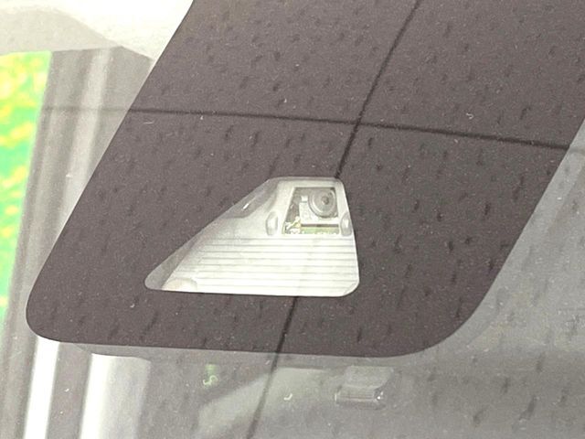 【スマートアシスト】走行中に前方の車両等を認識し、衝突しそうな時は警報とブレーキで衝突回避と被害軽減をアシスト。より安全にドライブをお楽しみいただけます。