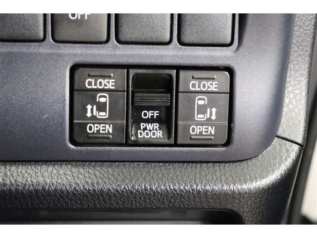 スライドドアの開閉は、ドアハンドルはもちろん運転席からのスイッチ操作でも可能です。お子様の送迎時の乗り降りも一段と楽になります。