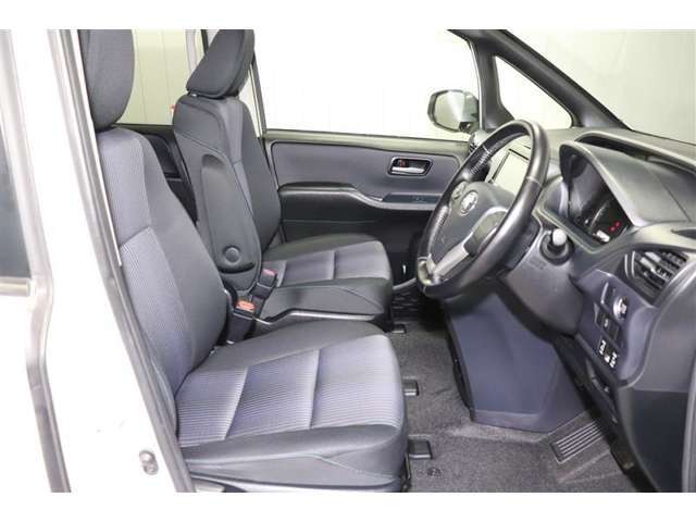 運転席に座った感覚は一番重要ですよね。シートの座り心地や前方の視界、車内空間…是非ご来店頂き実際に座って触って体感して下さい。