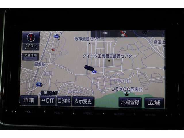 純正9インチSDナビを装備しています。大きな画面で地図も見やすく操作もしやすいです☆ハンズフリー通話や音楽の再生に使えるBluetoothにも対応しています。