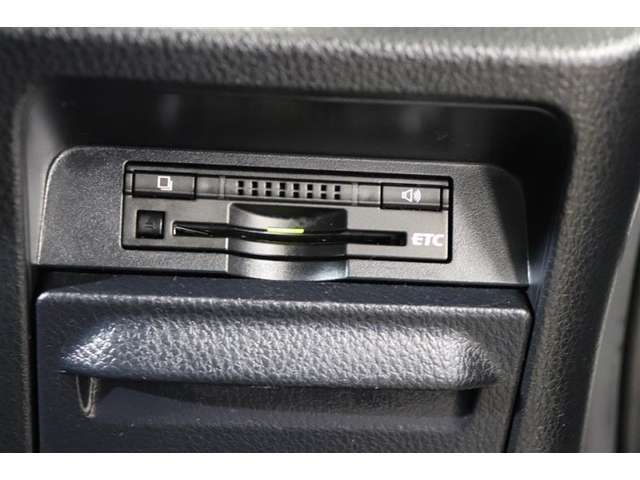 高速道路の利用時に便利なETC。料金所での停車や小銭を探す手間がなくなり快適です♪見た目もすっきりとしたビルトインタイプを装備しています。