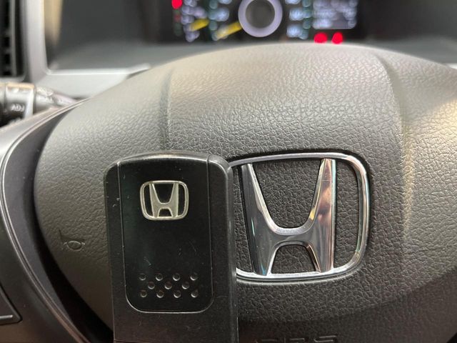 【Hondaスマートキー】カバンやポケットに入れたままでもドアの施錠・解錠が可能なスマートキーを装備。エンジンのオン・オフ時もカギを取り出す必要が無いからとっても便利です♪
