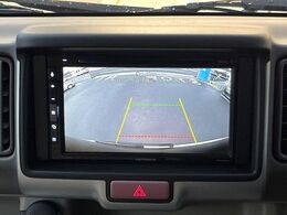 【バックカメラ】駐車時に後方がリアルタイム映像で確認できます。大型商業施設や立体駐車場での駐車時や、夜間のバック時に大活躍！運転スキルに関わらず、今や必須となった装備のひとつです！