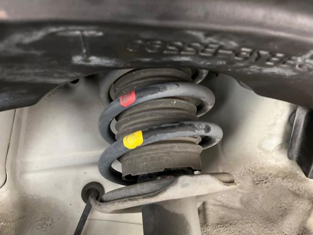 お車を安心してお乗りいただく為には、足回りの定期点検が欠かせません。サービスサポート（有償保証）では無料点検もご提供しており、安心のカーライフをお過ごしいただけるサポート体制が整っています。