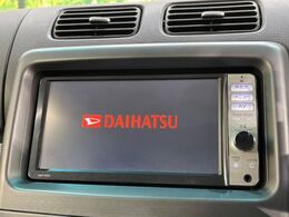【純正ナビ】人気の純正ナビを装備しております。ナビの使いやすさはもちろん、オーディオ機能も充実！キャンプや旅行はもちろん、通勤や買い物など普段のドライブも楽しくなるはず♪