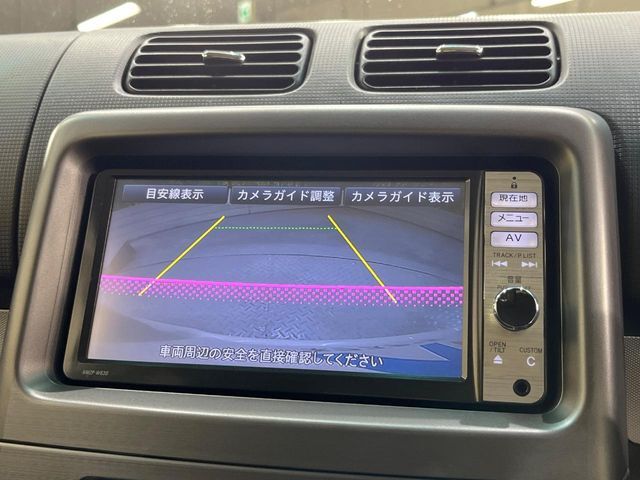 【バックカメラ】駐車時に後方がリアルタイム映像で確認できます。大型商業施設や立体駐車場での駐車時や、夜間のバック時に大活躍！運転スキルに関わらず、今や必須となった装備のひとつです！