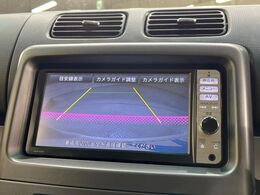 【バックカメラ】駐車時に後方がリアルタイム映像で確認できます。大型商業施設や立体駐車場での駐車時や、夜間のバック時に大活躍！運転スキルに関わらず、今や必須となった装備のひとつです！