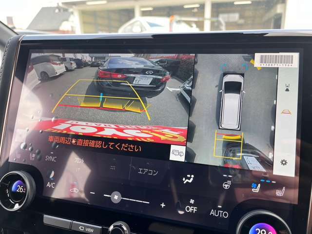 【パノラミックビューモニター】クルマを真上から見ているような映像を表示。 運転席から確認しにくい車両周囲の状況を把握できます。
