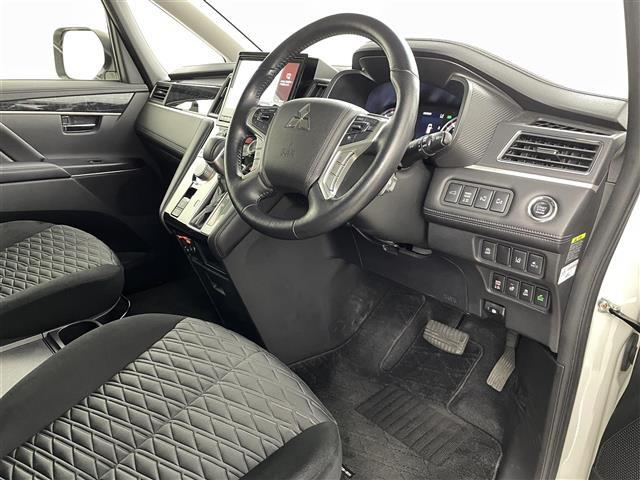 【運転席】座り心地が良いシートなので長時間の運転でも快適にお過ごしいただけます。新品のフロアマットのご注文も可能です。掲載箇所以外にご希望の写真がございましたらお気軽にお問い合わせ下さい。