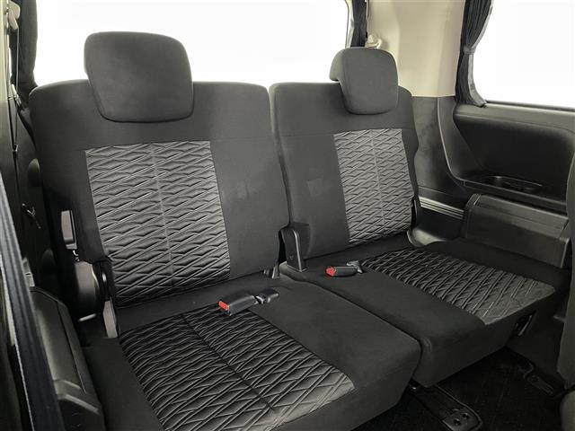 【後部座席】後席もゆったりドライブを楽しめます。内外装はプロこだわりのクリーニングで清潔なおクルマでご納車させていただきます！店舗での現車確認も承っています！