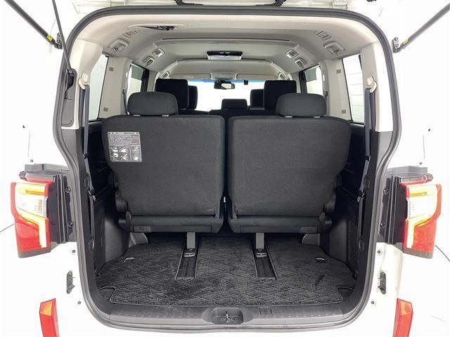 【トランク】積み込みやすくて、たっぷり積める荷室です。シートアレンジできるものは、乗車人数と荷物の量や大きさによってシートを動かすことができるので、より快適なドライブが可能です！